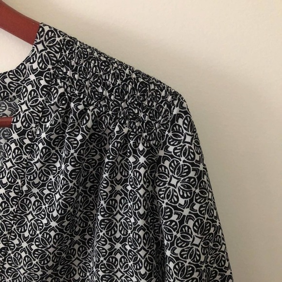 Ann Taylor Patterned V Neck 3/4 Sleeve Blouse - Picture 4 of 6